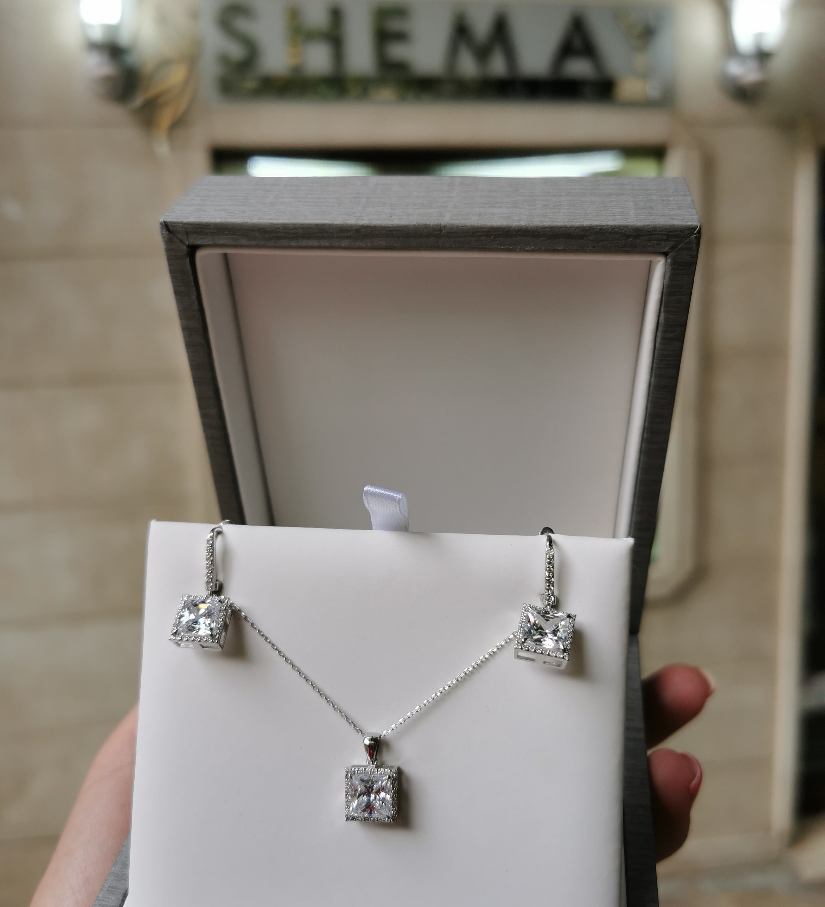 Диамантен сет със бели Сапфири 13.18 карата